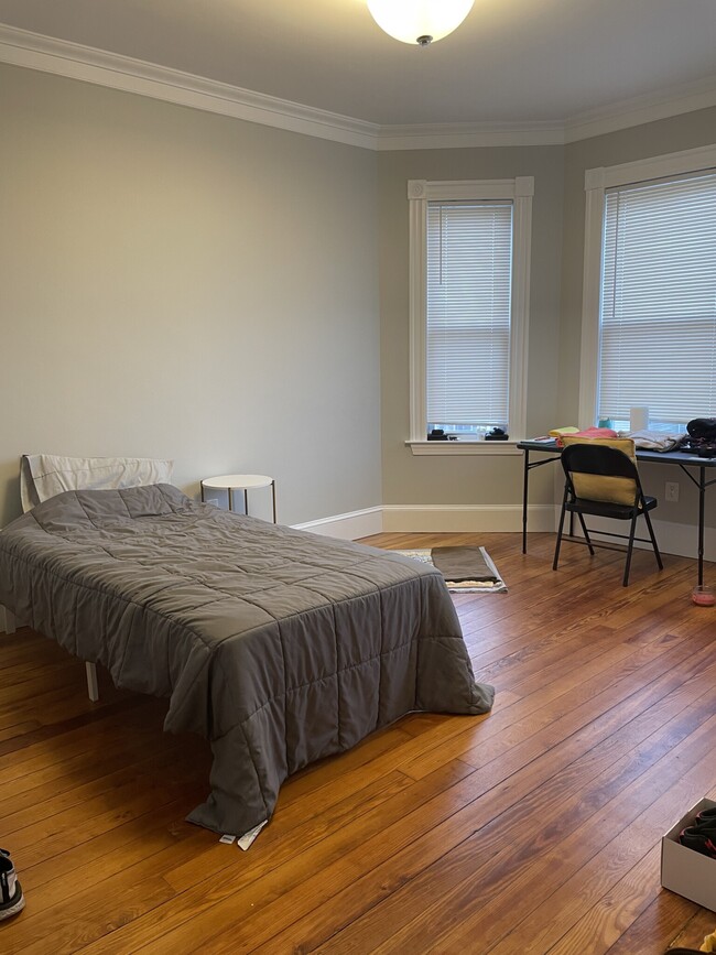 Building Photo - 267 E Cottage St