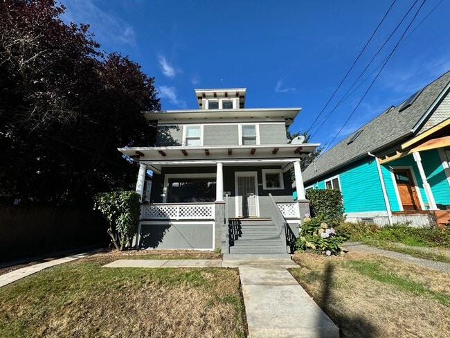 Building Photo - Beautiful 1900s NE Portland Home with Mode...