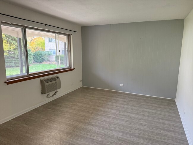 Building Photo - 235 E Palatine Rd