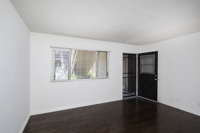 Interior Photo - Talmadge Pacific Apartments