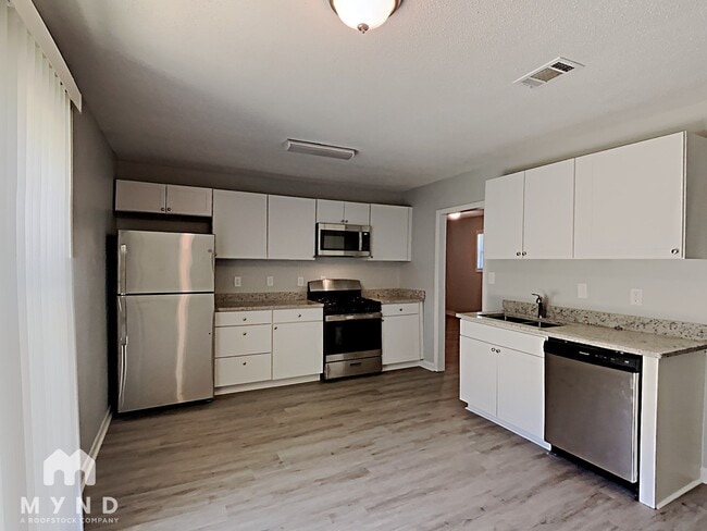 Building Photo - 8989 Leaf Ln