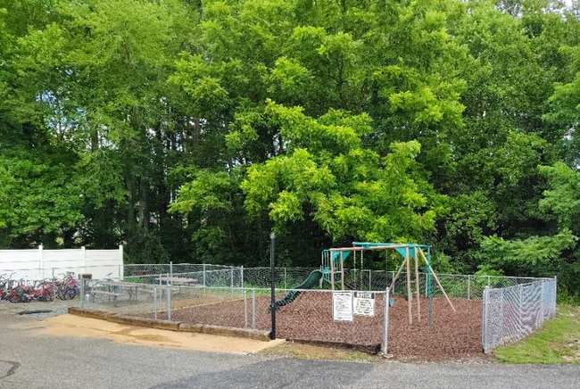 Foto del edificio - 15 Ferguson Dr