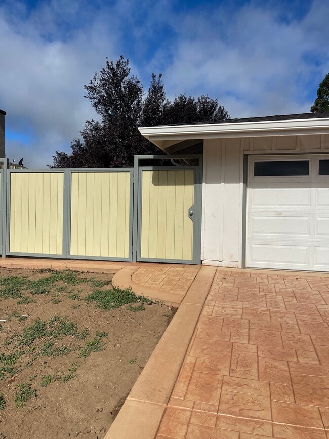 Building Photo - 7563 Laurel Dr