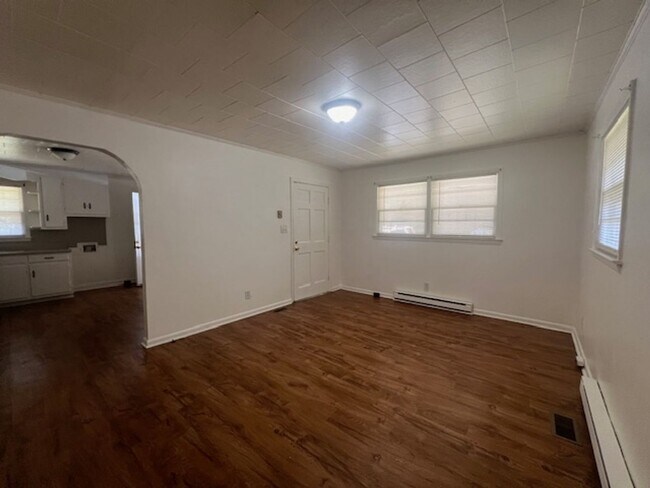 Building Photo - 5519 Higgins ~ Bonnie Doone