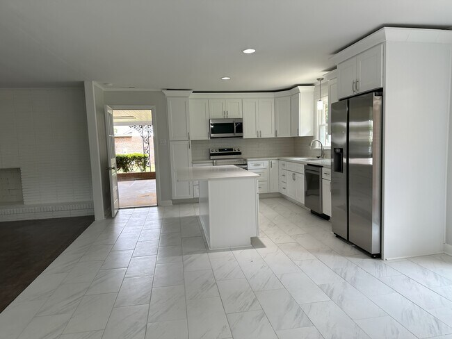 Foto del edificio - 3105 Eastway Dr
