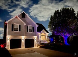 Building Photo - 5404 NE Holiday Dr