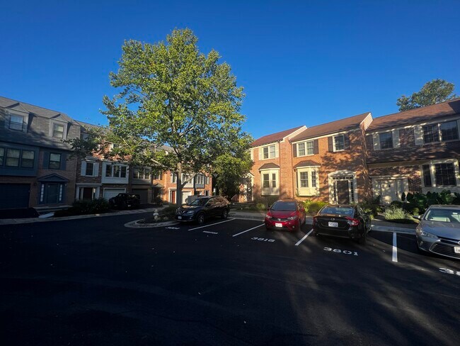 1 plaza de aparcamiento reservada + amplio aparcamiento gratuito en la calle. - 3814 Usher Ct