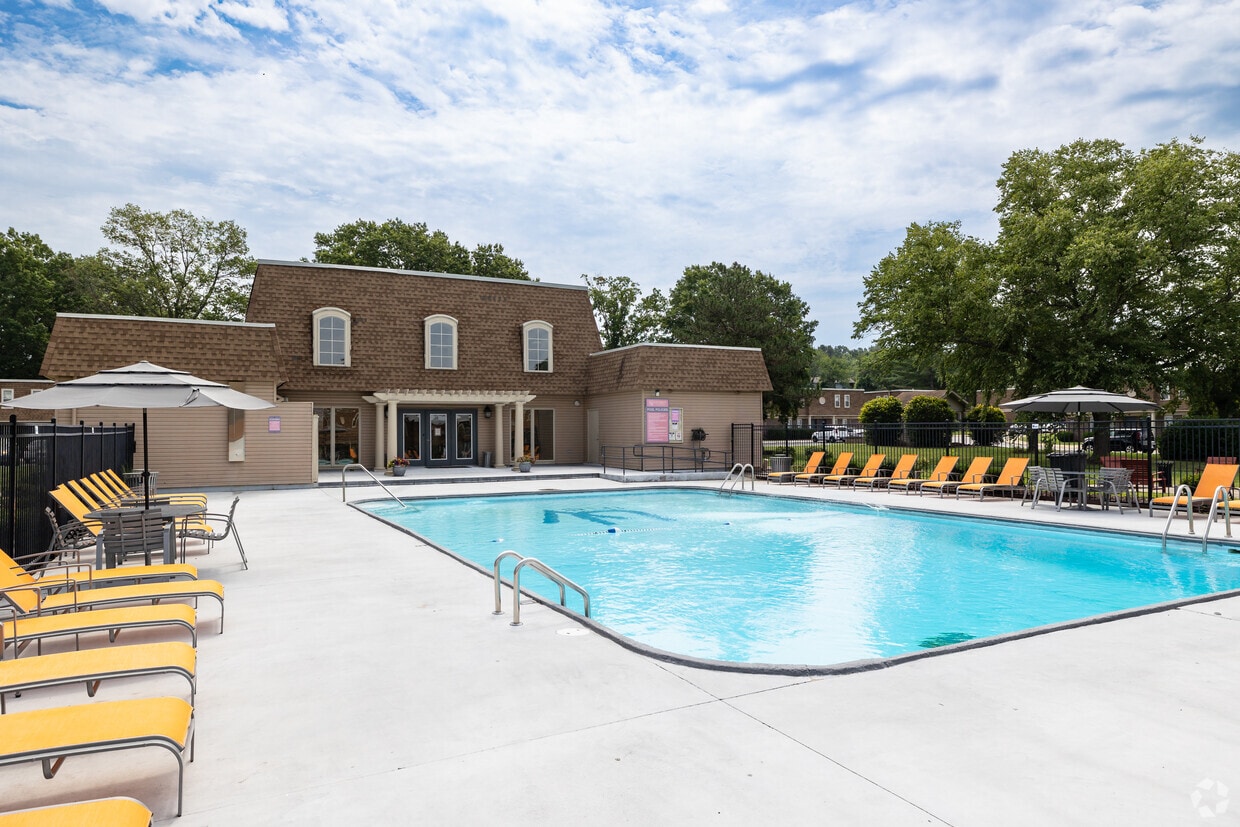 Primary Photo - University Village - Carbondale, IL