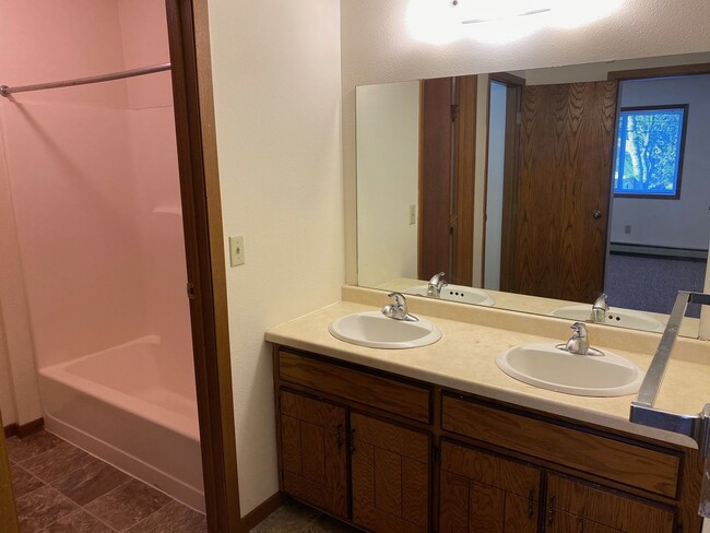 Building Photo - M&amp;M Apartments