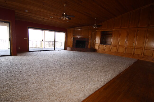 Building Photo - 335 Hilltop Dr