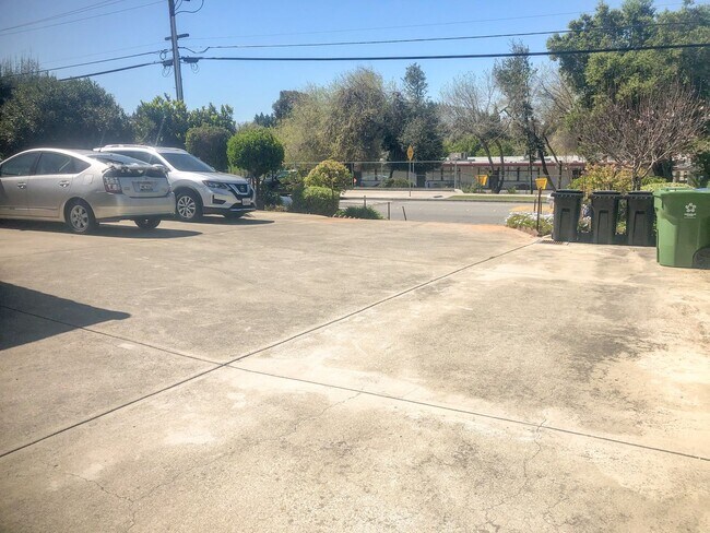 Building Photo - Very Nice 2 Bed/2.5 Bath Towhhome - Right ...