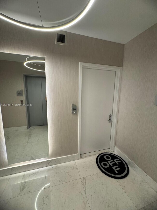 Foto del edificio - 17121 Collins Ave