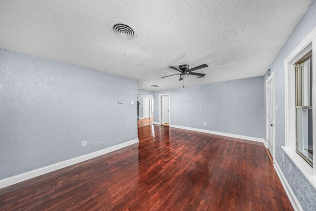 Building Photo - 1904 NW Lake Ave