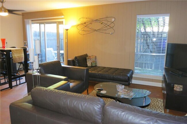 Foto del edificio - 1124 HOLLOW CREEK Dr