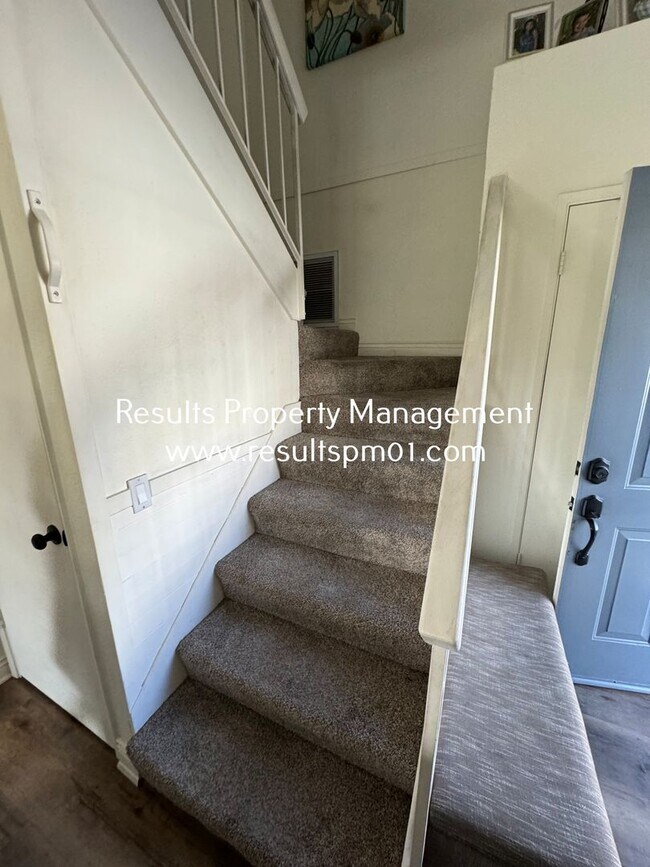 Foto del edificio - Hidden Roseville 3 Bed 2.5 Bath Gem