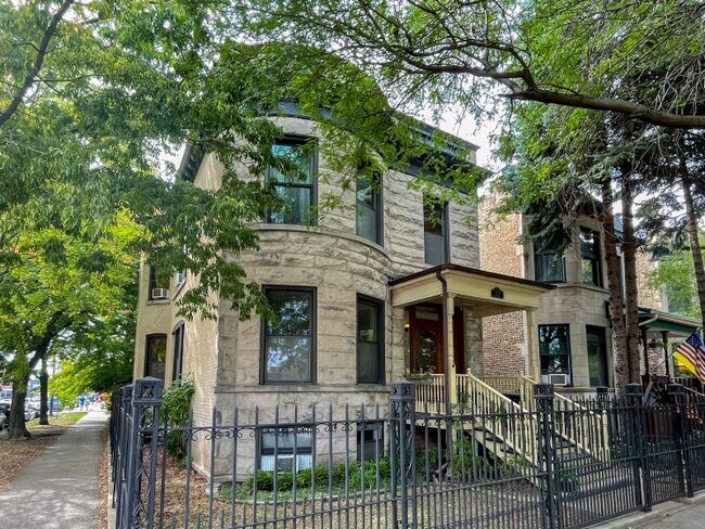 Foto del edificio - 4400 N Greenview Ave
