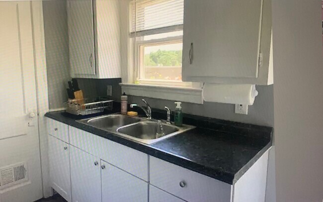 Cocina totalmente equipada: vajilla, cubertería, utensilios de horno, despensa, estación de café, utensilios, etc. - 1411 Winburn Dr