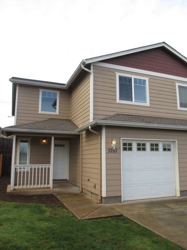 Building Photo - Three Bedroom Duplex in South Salem