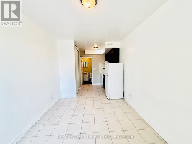 Building Photo - 4L-672-676 SHEPPARD Ave