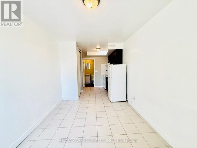 Photo du bâtiment - 4L-672-676 SHEPPARD Ave