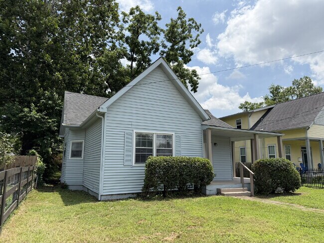 Foto del edificio - Newly Remodeled 2BR/2BA East Nashville Home with Covered Front Porch, Huge Deck, Spacious Backyar...