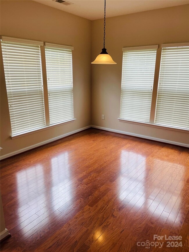 Building Photo - 4705 Forestridge Commons Dr
