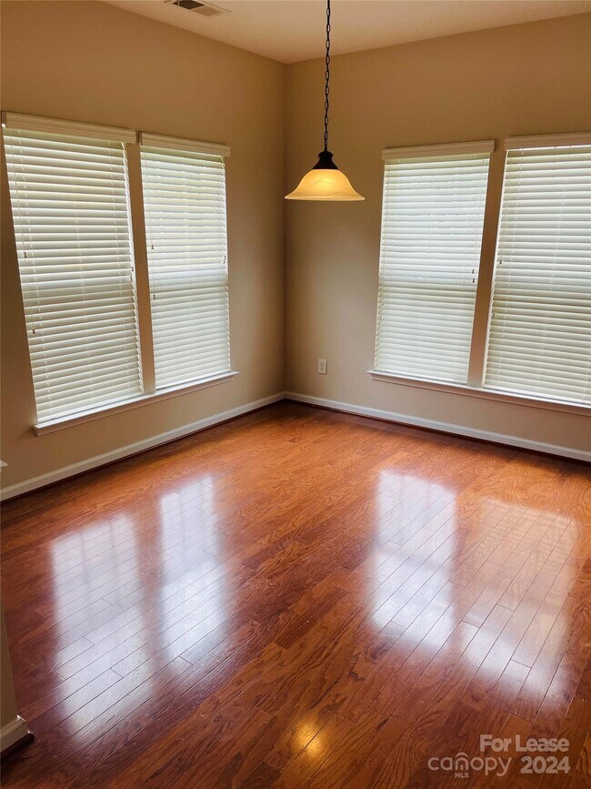 Foto del edificio - 4705 Forestridge Commons Dr