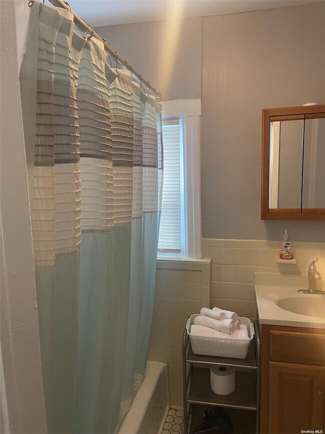 Building Photo - 32-10 112th Pl