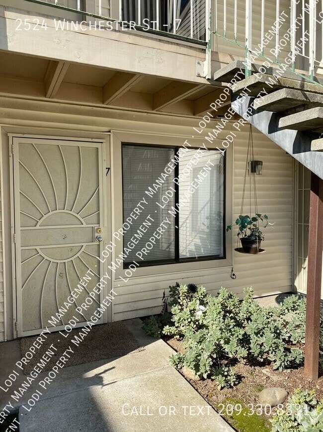 Building Photo - 2524 Winchester Dr