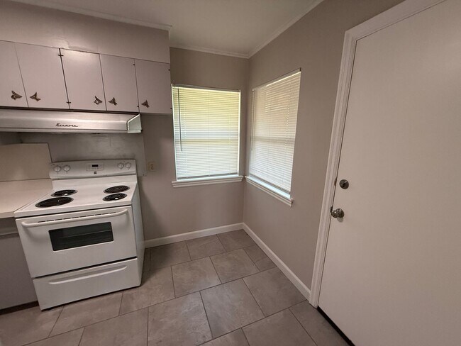 Foto del edificio - Coming Soon: Near the University 2 bedroom Duplex With Private yard