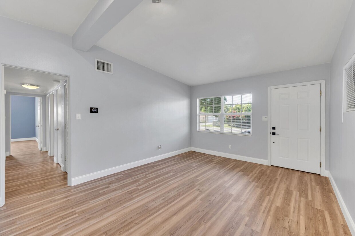 Foto principal - Fully Upgraded 3/2 Home SoDo District-Inte...