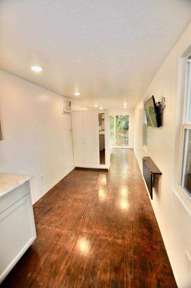 Foto del edificio - FOR LEASE! 1 BR - 1 BA - 325 sf - Container Home. All Utilities (Electricity, Water, Sewer & Garb...