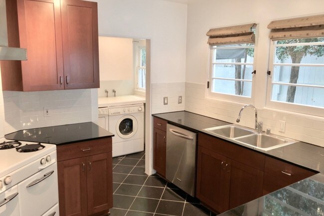 All-Stainless Cocina - 8467 Willoughby Ave