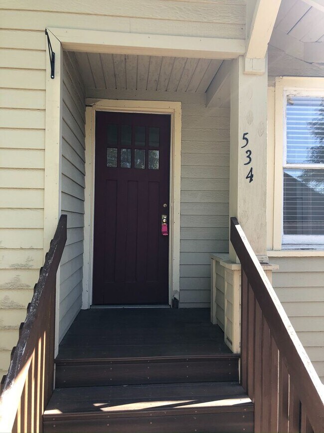 Foto del edificio - Quaint 2 bedroom duplex near downtown, utilities included!
