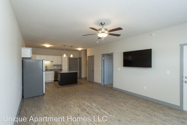 Building Photo - 3420 Aurora Ave