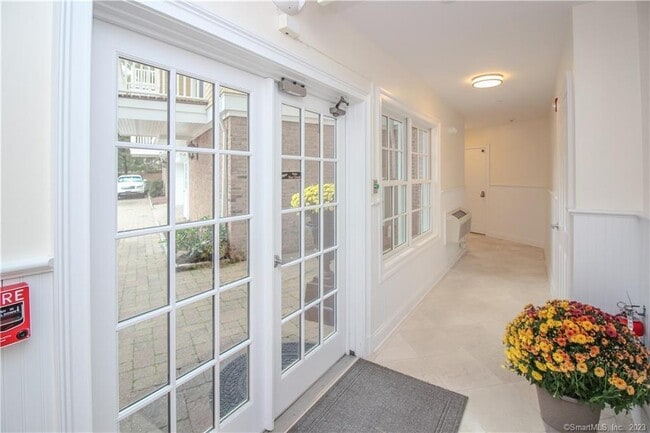 Foto del edificio - 130 Post Rd W