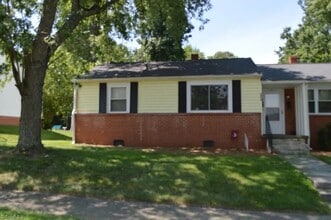 Building Photo - 1805 Villa Dr