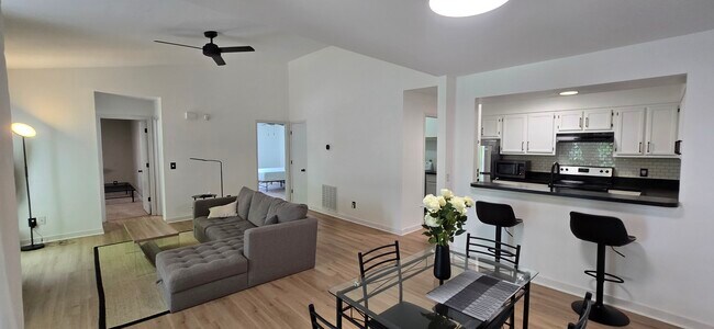 Foto del edificio - 448 Deerwood St