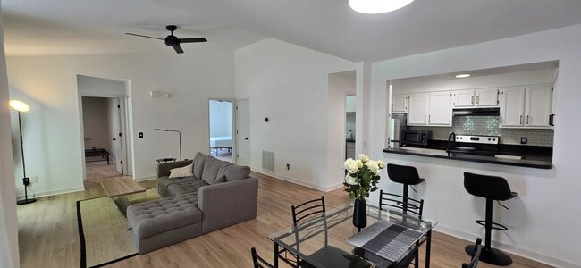 Building Photo - 448 Deerwood St