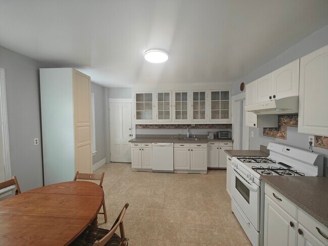 Building Photo - 213 Willow St