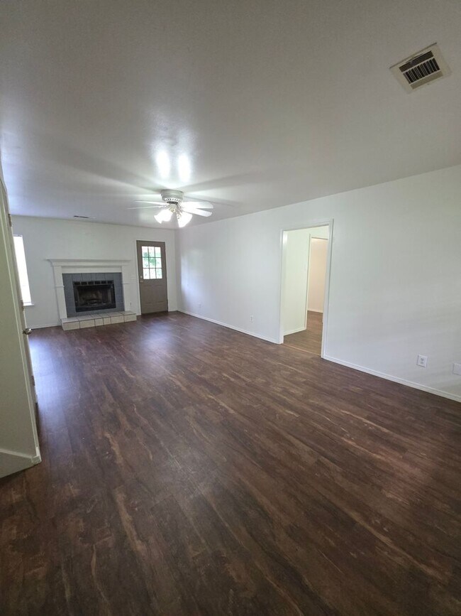 Building Photo - 611 Preston Dr
