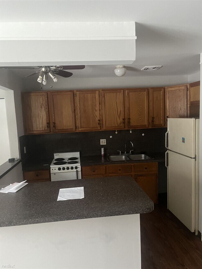 Building Photo - 1 br, 1 bath Townhome - 117 Mark Dr