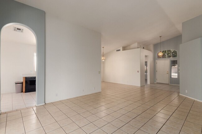 Foto del edificio - 2 Bedroom, 2 Bathroom with 2 Car Garage in...