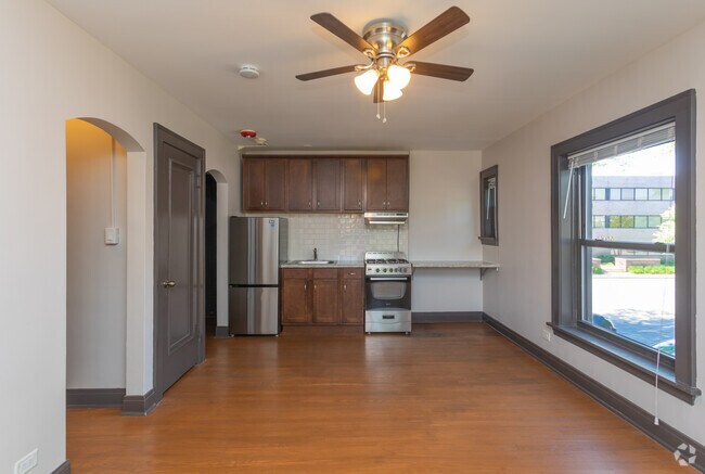 Corner Estudio, 1BA - 304 W Touhy Ave