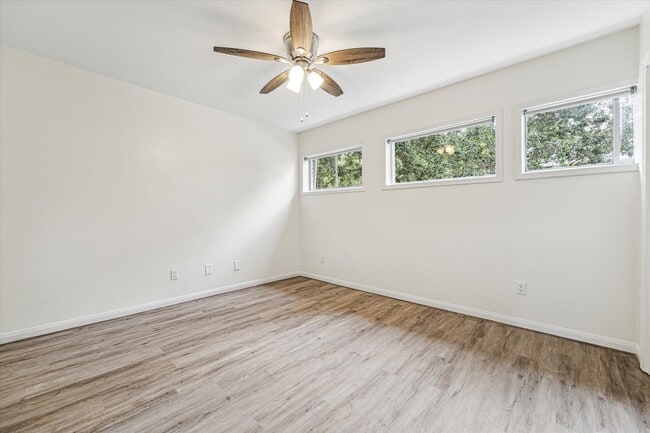 Foto del edificio - 1011 W 10th St