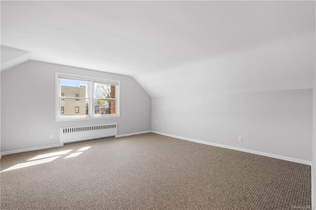 Building Photo - 1025 Louise Ave