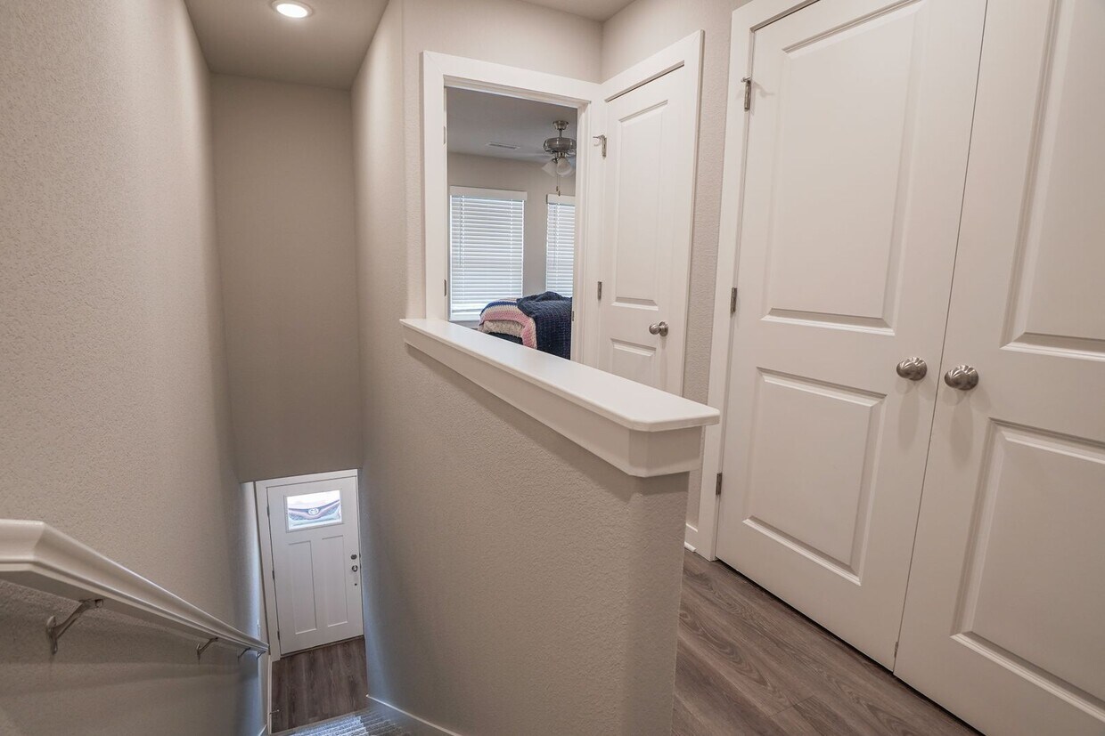Foto principal - 2 bedroom 2.5 bath home located in Fayette...