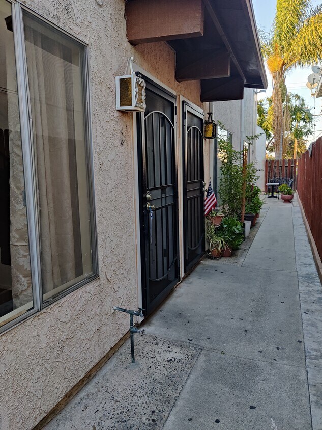Primary Photo - 4328 Manhattan Beach Blvd