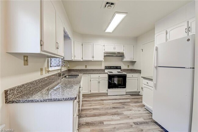 Foto del edificio - 115 S Mendenhall Street Unit B