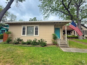 Building Photo - 460 Comal Ave